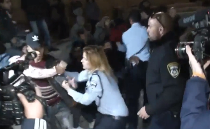 بالفيديو/ &quot;إسرائيلية&quot; تعتدي على فتاة صغيرة بالضرب...هكذا دافعت عنها إحداهن