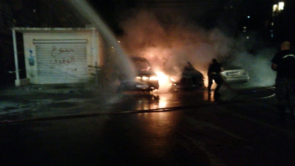 بالصور/ مجهولون أحرقوا عدد من السيارات في صيدا فجرا.. ولم تعرف اسباب الحادث