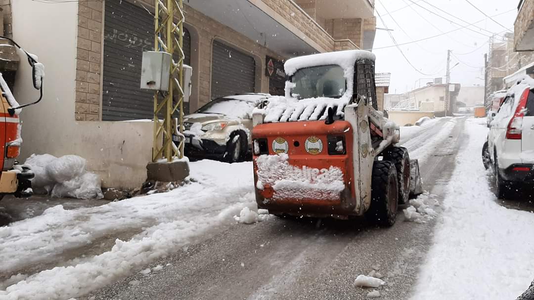  منذ ساعات الصباح الأولى...الجرافات تفتح الطرق العامة والداخلية في شبعا وتعمل على جرف الثلوج!