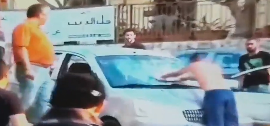 بالفيديو/ شاب يقوم بتكسير سيارة في جل الديب أثناء الاشكال!