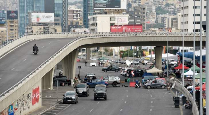 الجيش اللبناني فتح طريق جل الديب ويعمل حالياً على إزالة العوائق والخيم من المكان