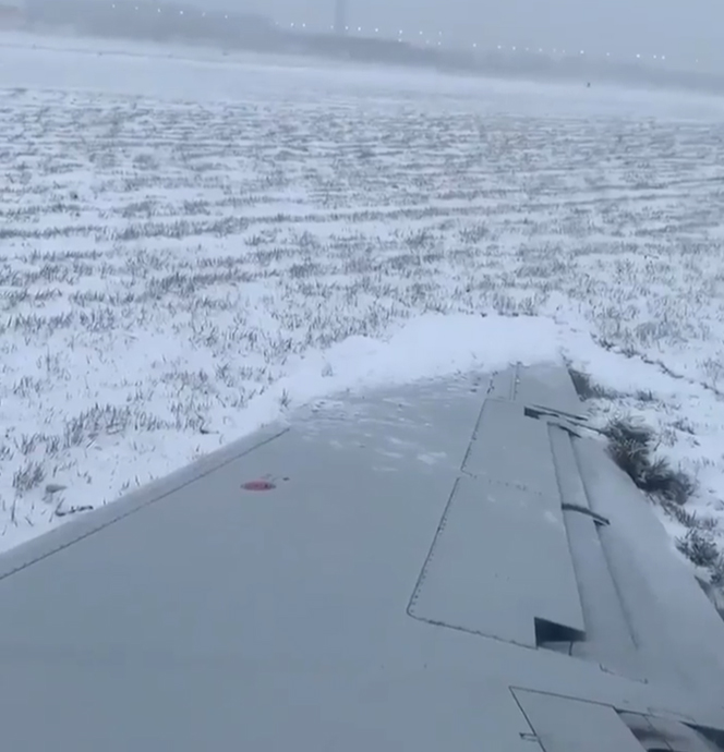 بالفيديو/ عاصفة ثلجية تتسبب بانزلاق طائرة على المدرج خلال هبوطها في مطار أوهير - شيكاغو!