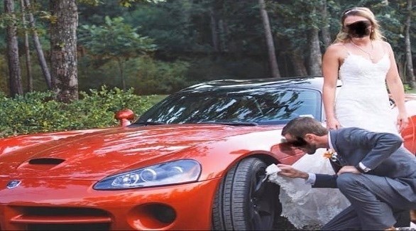 &quot;هذا ما يحدث عندما تتزوجين رجلاً عاشقاً لسيارته&quot;...صورة لعريس ينظف عجلات السيارة بفستان زفاف زوجته تشعل مواقع التواصل الاجتماعي 