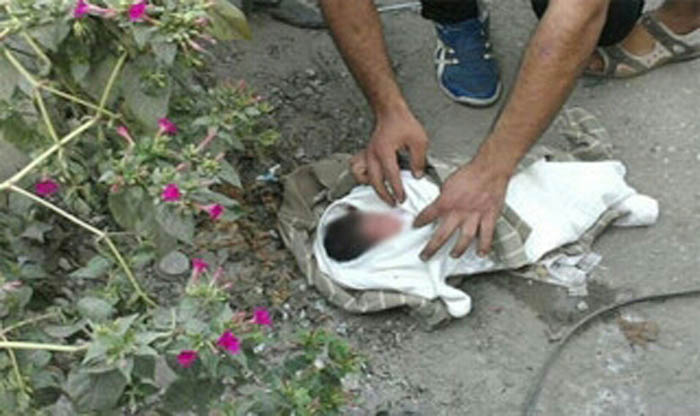 ​جثة جنين حديث الولادة مدفونة تحت التراب.​