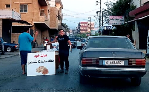 4 شبان أطلقوا مبادرة انسانية لتوزيع ربطات الخبز وسط الطريق العام في ببنين..&quot;بدك خود.. معك ساعدنا لنستمر&quot; 