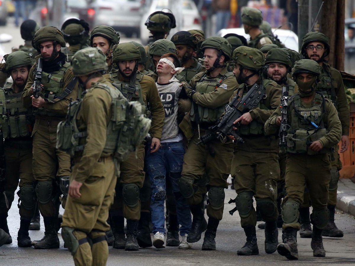 الأبرز على شبكات التواصل...صورة طفل فلسطيني يرفع رأسه معصوب العينين ويحيطه 20 جندياً إسرائيلياً تحظى بتداول واسع