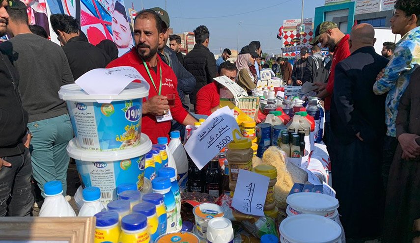 المتظاهرون في العراق يطلقون حملة لدعم المنتج الوطني عبر نشر صور وعرض سلع عراقية