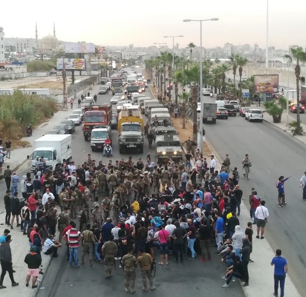 الوكالة الوطنية: جريح بالتدافع بين المتظاهرين وعناصر الجيش خلال محاولتهم فتح طريق الأولي