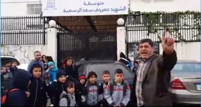بالفيديو/  &quot;تأخروا دقيقتين&quot;... فأقفل باب المدرسة بوجه أطفال صغار تُركوا تحت المطر الغزير!