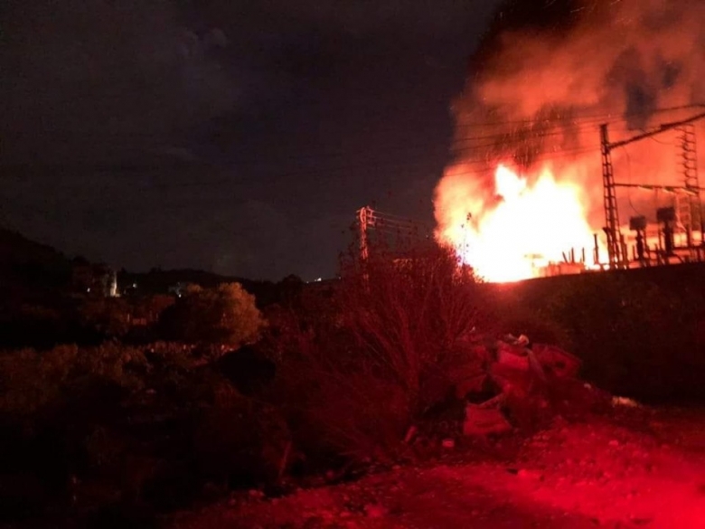 بالفيديو والصور/ إندلاع النيران في محطة كهرباء وادي جيلو منتصف الليل تسبب بإنقطاع التيار عن أكثر من 50 بلدة!