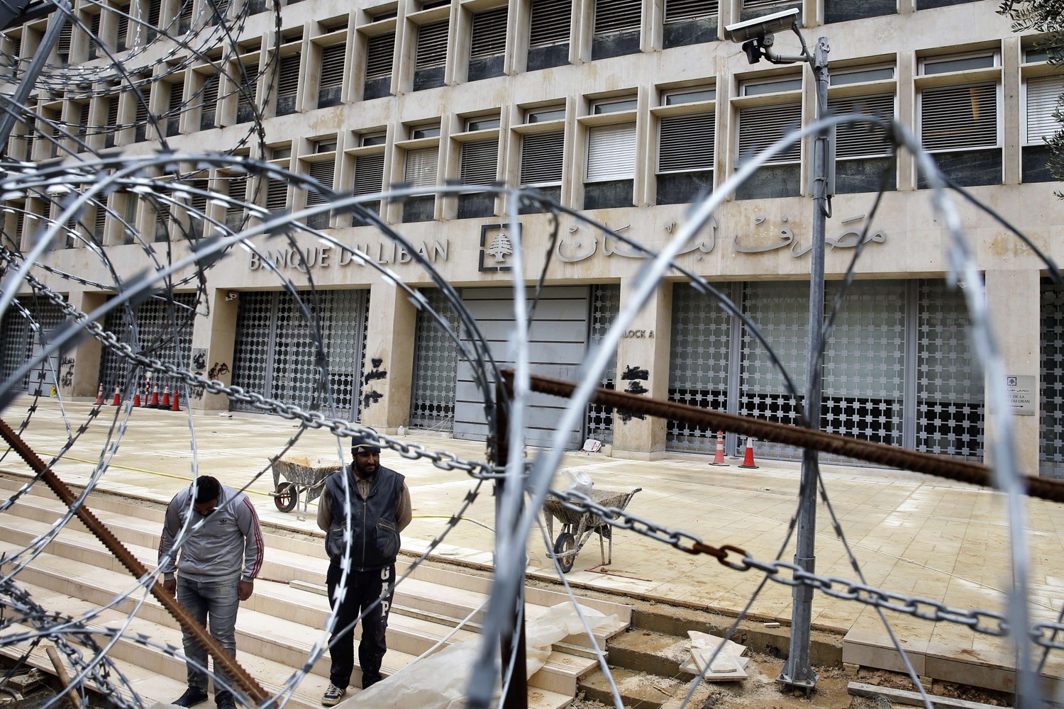 المصارف تدرس جدياً رفع دعوى قضائية ضد الدولة اللبنانية وضد مصرف لبنان  للمطالبة باسترداد الاموال لدى هذين الطرفين (الجمهورية)