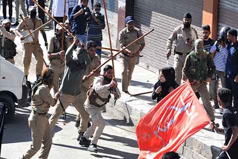 الشرطة الهندية تعتدي على مشاركين في مسيرة عاشورائية في مدينة سريناجار 