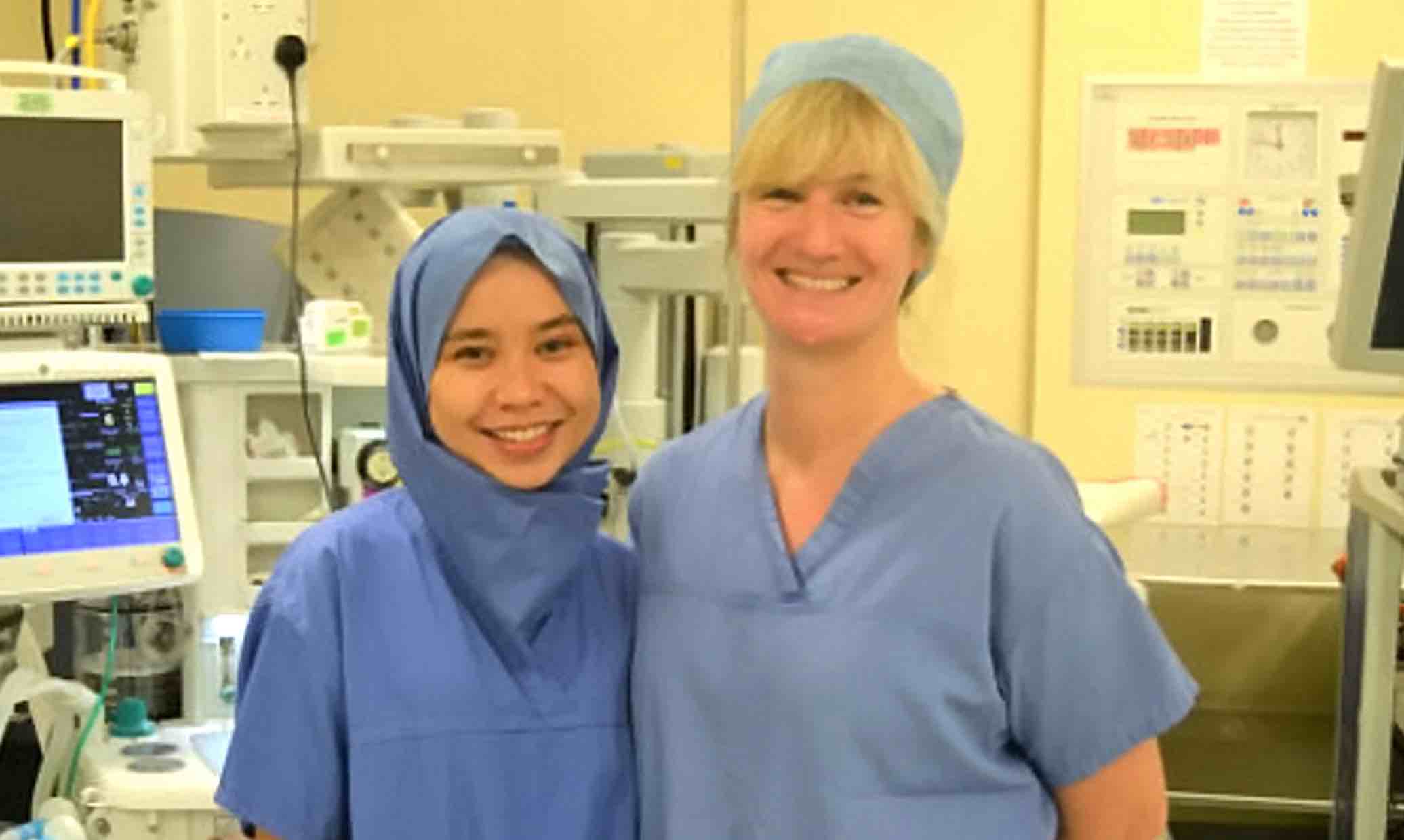 بالصور/ في إجراء يعد الأول من نوعه في بريطانيا...مستشفى يقدم حجابات معقمة للطبيبات &quot;المحجبات&quot;