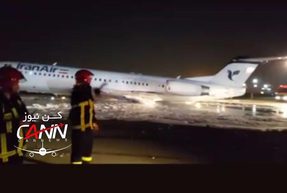 بالصورة/ النيران اشتعلت بالطائرة من طراز فوكر 100 في مطار طهران بعد عدم فتح عجلاتها أثناء هبوطها