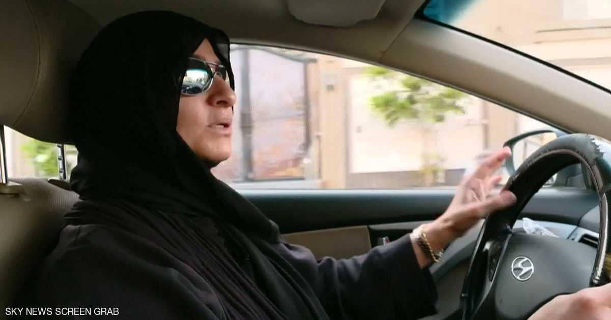 سُهيلة أول سعودية تعمل سائقة أجرة...أُم لستة أبناء وتدير مركزا صغيرا للتجميل