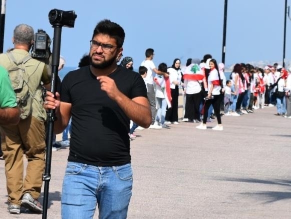 الاعتداء على صحفي في صيدا من قبل أحد المحتجين