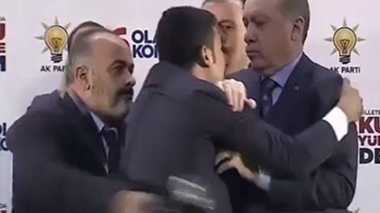 بالفيديو/ &quot;هجوم الإحتضان&quot;...شخص يركض باتجاه اردوغان لاحتضانه فيقابله برد عنيف