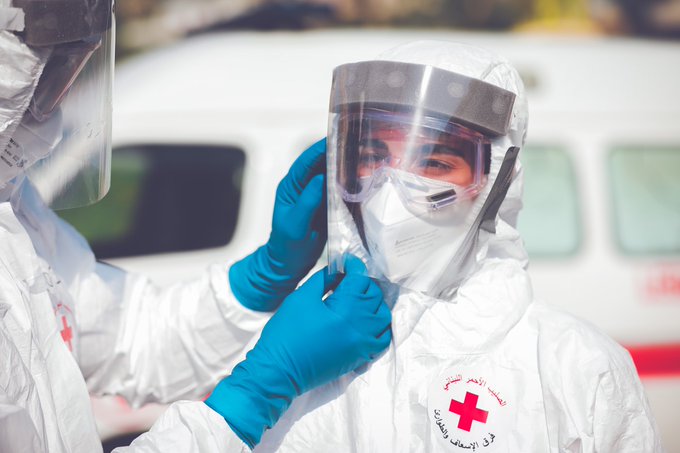 الصليب الأحمر يعلن: تعمل الفرق على نقل 131 شخص مؤكدة اصابتهم بفيروس كوفيد-19 المستجد،من منطقة روميه الى مبنى مخصص للحجر الصحي في منطقة الكارنتينا