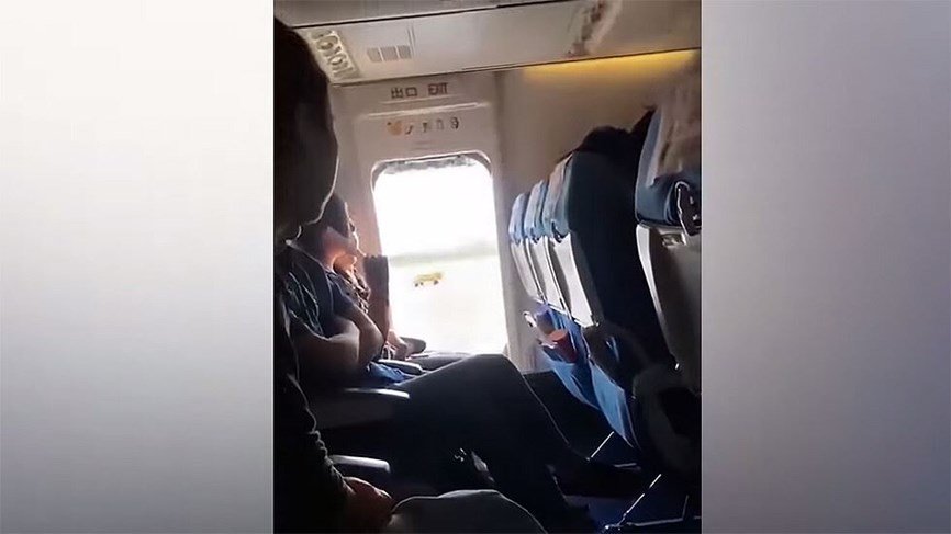 بالفيديو/ سيدة شعرت بالضيق ففتحت مخرج الطوارىء في الطائرة &quot;لاستنشاق هواء نقي&quot;