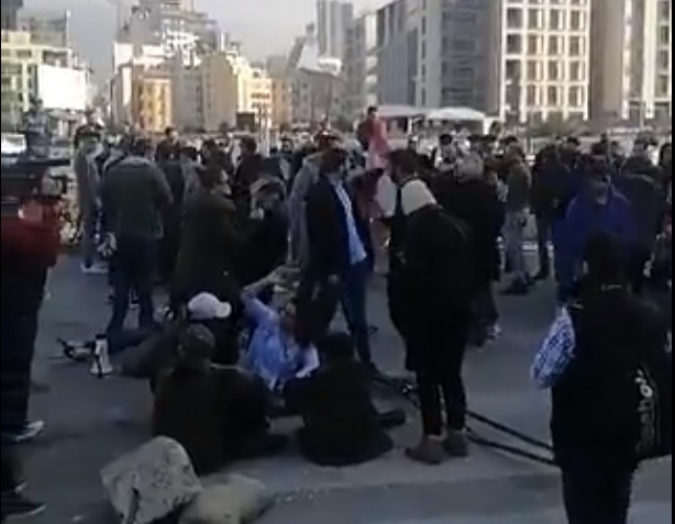توافد محتجين الى ساحة الشهداء لمساندة رفاقهم منعا لفتح الطريق