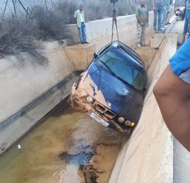 بالصورة/ انقلاب سيارة في بركة مياه في بلدة كفركلا