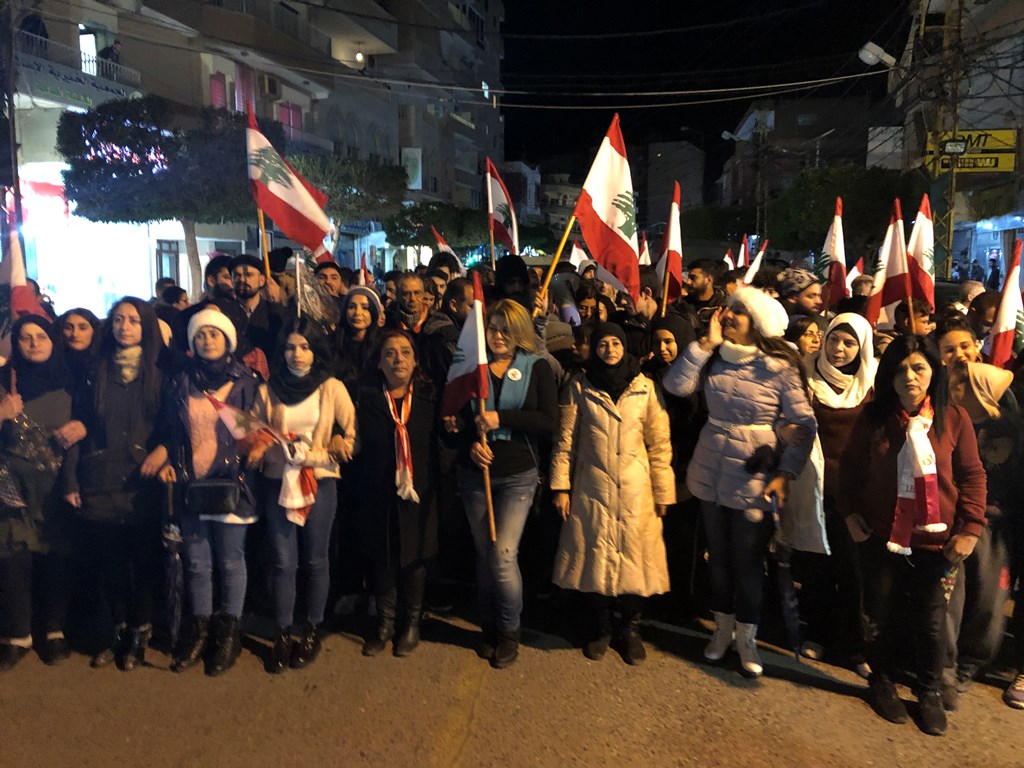 مسيرة ليلية في صور انطلقت من ساحة العلم وتوقفت أمام مصرف لبنان والمحتجون طالبوا بالإفراج عن أموال المودعين
