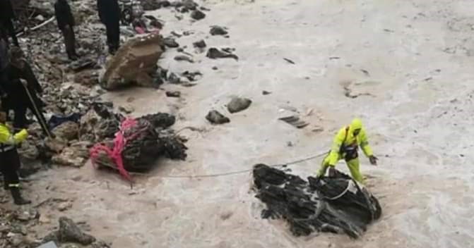 العمل على سحب جثة الشاب الذي جرفته المياه نحو البحر بينما كان يحاول انقاذ شقيقته الصغيرة في منطقة العاقبية