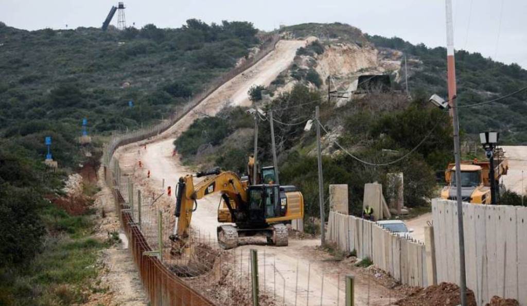العدو الاسرائيلي يستأنف أعمال الحفر وتركيب البلوكات الاسمنتية على الحدود الجنوبية في ظل استنفار للجيش اللبناني واليونيفيل