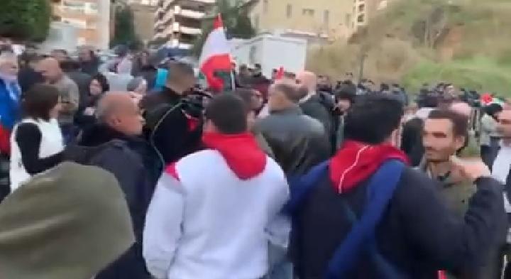 بالفيديو/ تجمع أمام منزل الرئيس المكلّف حسان دياب إحتجاجاً على تكليفه