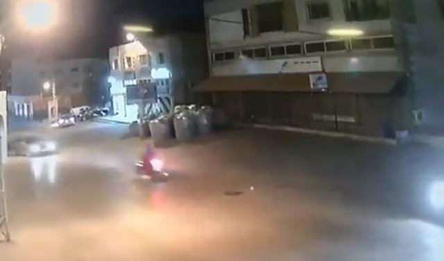 بالفيديو/ حادث سير مروع بين سيارة ودراجة نارية في بلدة القرعون.. ادى الى مقتل سائق الدراجة
