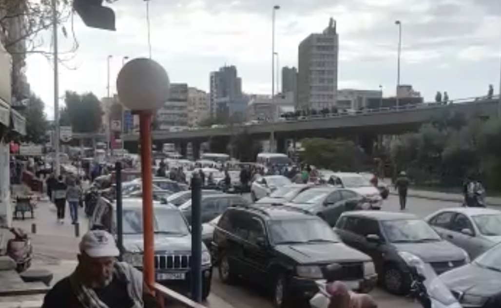 بالفيديو/  سائقون عموميون قطعوا الطريق تحت جسر الكولا بالسيارات رفضا لاضراب محطات الوقود
