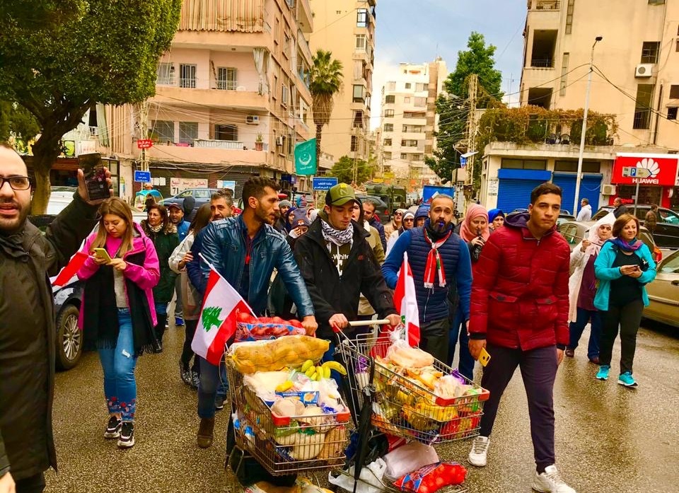 مسيرة في صيدا لمساعدة الفقراء والمحتاجين...&quot;كرمال الفقراء نازلين نعبي الساحات وأيدينا مش فاضيين&quot;!