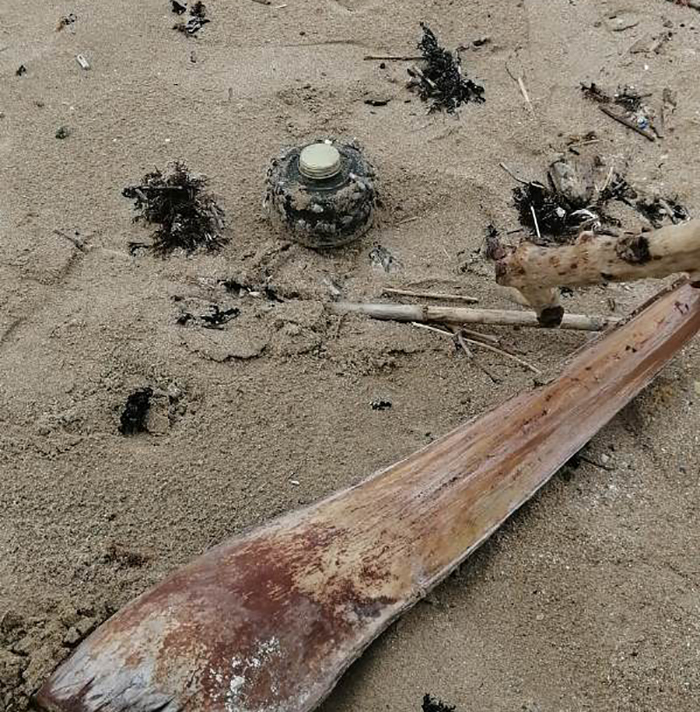 مواطن عثر على جسم غريب عند شاطئ الخرايب...تبين أنه لغم أرضي وتم تفجيره في مكانه