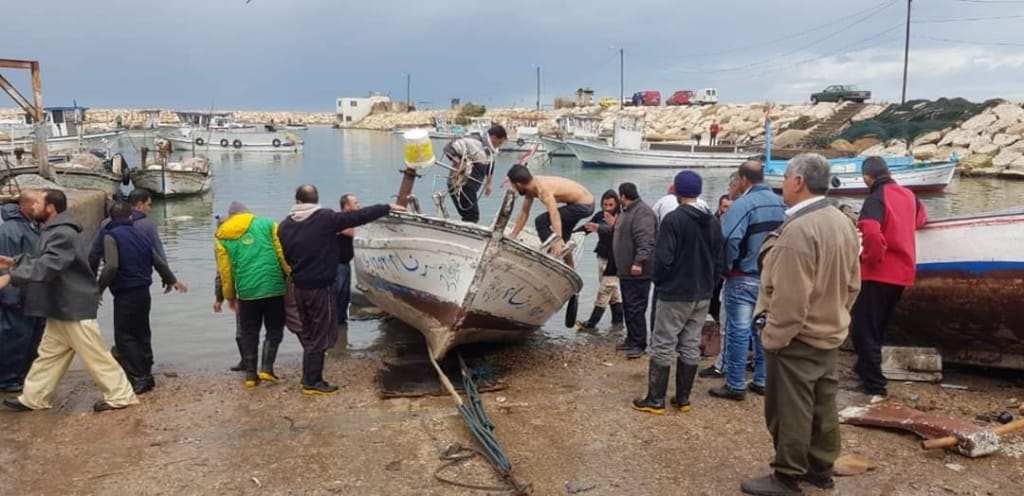 بالصور/ غرق مركب صيد في بحر ببنين بسبب سوء الأحوال الجوية.. وصاحبه لا قدرة له على القيام بالصيانة اللازمة جراء تردي الأوضاع الاقتصادية