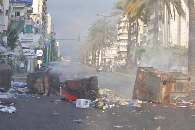 قطع السير على كورنيش المزرعة بالاتجاهين وباتجاه مارالياس تحت جسر الكولا