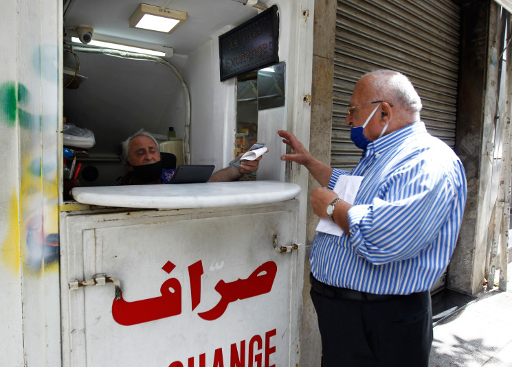 نقيب الصرافين يكشف: إذا تمكنا من خفض الدولار مقابل الليرة بنحو 50 ليرة يومياً فهذا سينعكس جواً إيجابياً...الطلب على الدولار كبير وصرافون يعملون ببيع الذهب