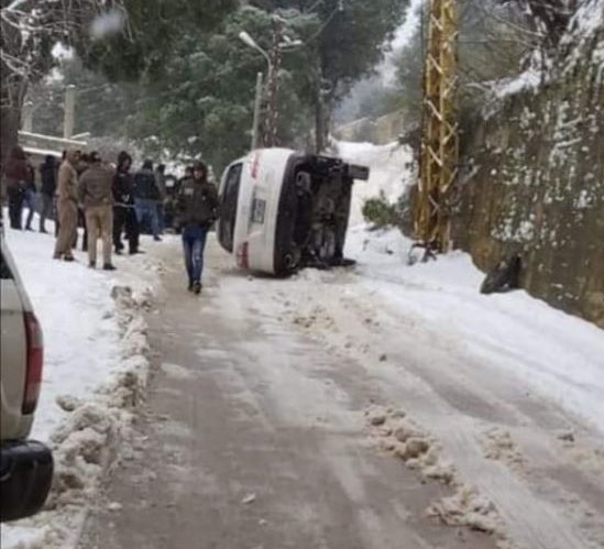 انزلاقات وحوادث سير على طرق الضنية بسبب تساقط الثلوج وتشكل الجليد!