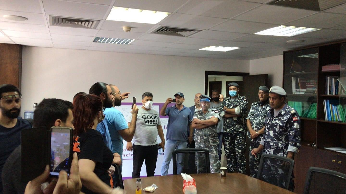 بالفيديو/ محتجون دخلوا بالقوة الى مبنى الشؤون الاجتماعية.. &quot;برادات الشعب اللبناني صارت عم تنعرض بالصحف العالمية &quot;