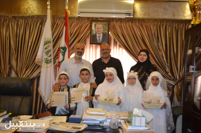 تلاميذ من مبرة الخير - مبرة المرجع السيد عبد الرؤوف فضل الله - في زيارة لرئيس بلدية بنت جبيل