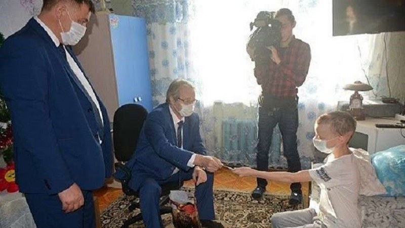 بالصورة / بوتين يفاجئ طفلا مريضا بهدية مميزة