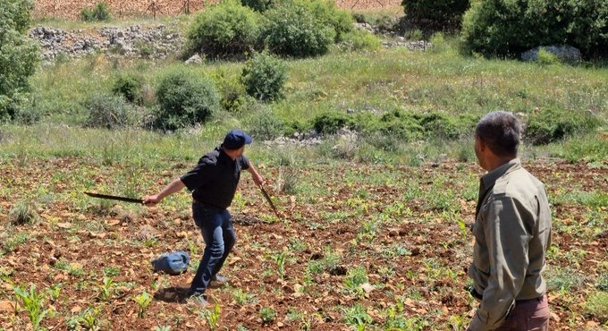 بالصور/  رئيس بلدية عيترون انتزع الاوتاد التي زرعها &quot;الإسرائيليون&quot; ورماها الى الاراضي المحتلة