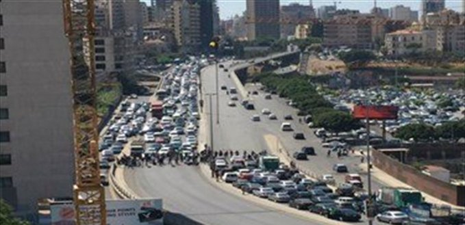 تجمع للسيارات على جسر الرينغ للانطلاق في موكب يجوب شوارع بيروت وصولاً الى رياض الصلح احتجاجاً على الاستشارات النيابية!