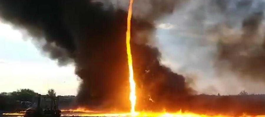 بالفيديو/ إعصار من النار يمتد من الأرض للسماء في مشهد نادر 