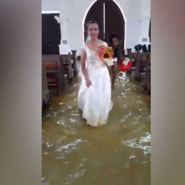 بالفيديو/ رغم الفيضانات التي إجتاحت الكنيسة...عروس تتحدى الطبيعة وتعقد قرانها بأجواء &quot;مستحيلة&quot;!