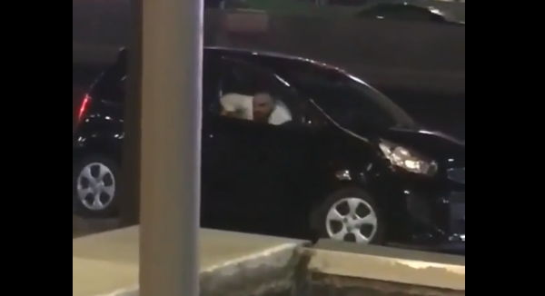 بالفيديو:في جل الديب.. شاب يعتدي على سيدة بالضرب المبرح داخل السيارة!