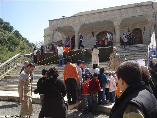 أطفال بنت جبيل ينزعون قنابل وهمية في يوم الطفل 