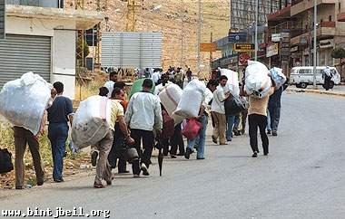 العمال السوريون يتوجهون الى سوريا عشية المناورة الاسرائيلية 
