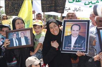 اعتصام عيناثا يطالب بالعدل للراحلين علي وحسن إبراهيم 