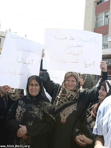 اعتصام لاهالي عيناتا في سوق بنت جبيل احتجاجاً على انقطاع المياه