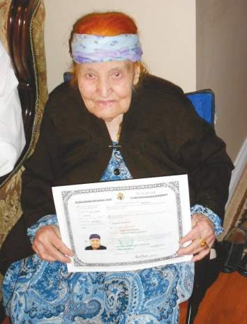 عراقية عمرها 111 عاماً تحتفل بحصولها على الجنسية الأميركية